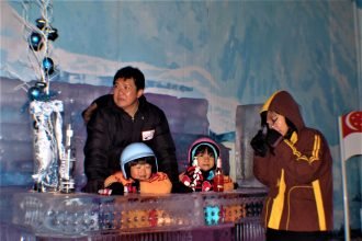 Keluarga ini pakai baju hangat di snow city Sigapore