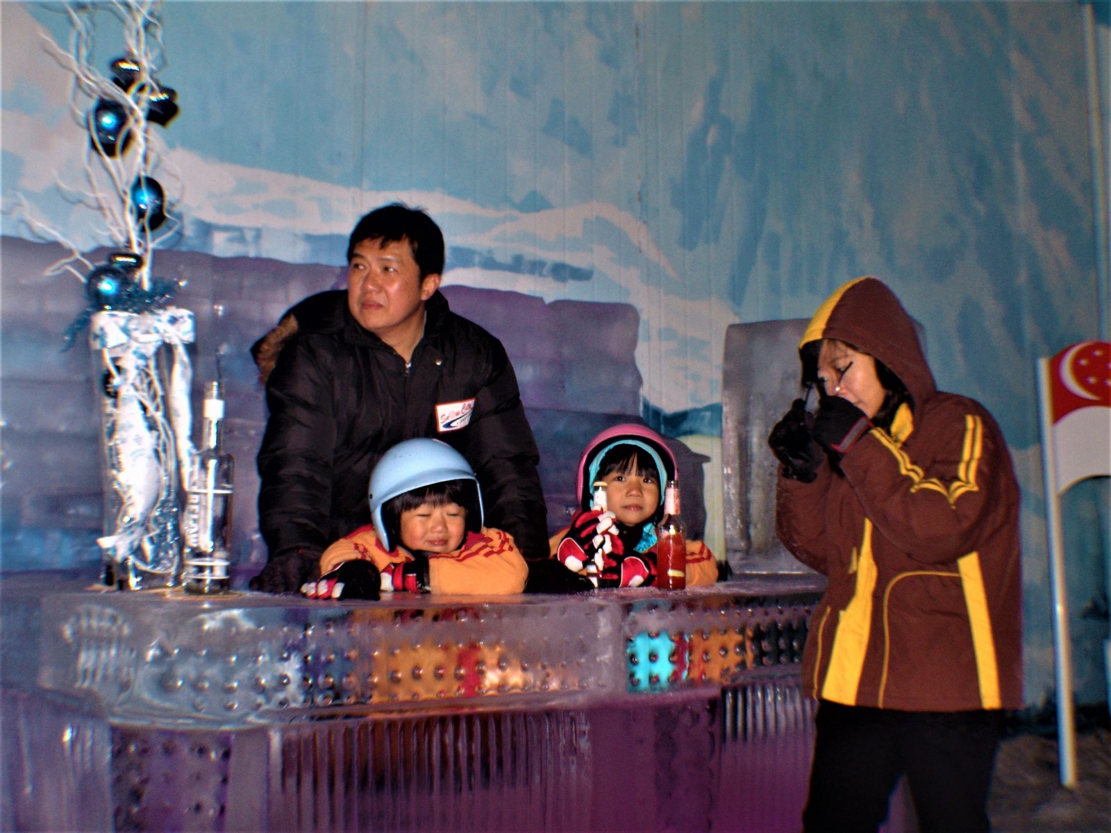 Keluarga ini pakai baju hangat di snow city Sigapore