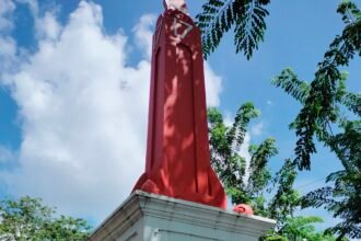 Tugu Kemerdekaan di lapangan Cik Puan Jalan Merdeka Selatpanjang. Disinilah Lim Qi Hui/Muljadi menghabiskan masa kecilnya. (Foto: Bintoro Suryo -Socrates Talk Foundation